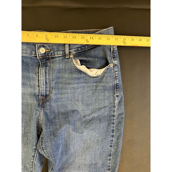 Levi's Classic Crop Size 33 Non-distressed Jeans Denim Closet Staple - Picture 4 of 7